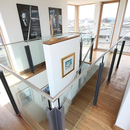 Magnificent Penthouse With Waterside Views *